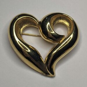 Vintage Golden 3D Heart Brooch Smooth Outline and Ridged Metal Shadows 2" Wreath